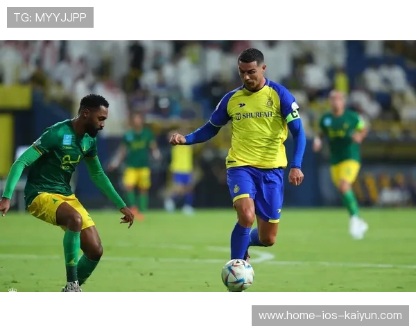 C罗头球攻门死角，利雅得胜利全场起立